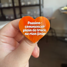 Charger l&#39;image dans la galerie, [CONTRÔLE TECHNIQUE] Broche &quot;Passion : commencer plein de trucs, ne rien finir&quot; en acrylique marbrée orange et dorée à paillettes