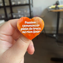 Charger l&#39;image dans la galerie, [CONTRÔLE TECHNIQUE] Broche &quot;Passion : commencer plein de trucs, ne rien finir&quot; en acrylique marbrée orange et dorée à paillettes
