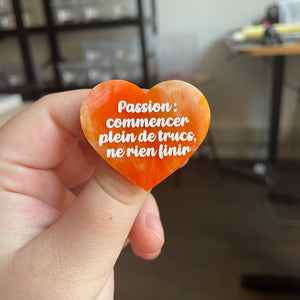 [CONTRÔLE TECHNIQUE] Broche "Passion : commencer plein de trucs, ne rien finir" en acrylique marbrée orange et dorée à paillettes