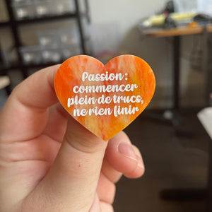 [CONTRÔLE TECHNIQUE] Broche "Passion : commencer plein de trucs, ne rien finir" en acrylique marbrée orange et dorée à paillettes