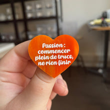 Charger l&#39;image dans la galerie, [CONTRÔLE TECHNIQUE] Broche &quot;Passion : commencer plein de trucs, ne rien finir&quot; en acrylique marbrée orange et dorée à paillettes