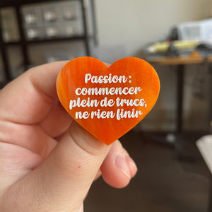 [CONTRÔLE TECHNIQUE] Broche "Passion : commencer plein de trucs, ne rien finir" en acrylique marbrée orange et dorée à paillettes