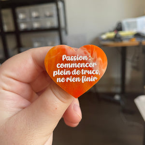 [CONTRÔLE TECHNIQUE] Broche "Passion : commencer plein de trucs, ne rien finir" en acrylique marbrée orange et dorée à paillettes