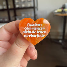 Charger l&#39;image dans la galerie, [CONTRÔLE TECHNIQUE] Broche &quot;Passion : commencer plein de trucs, ne rien finir&quot; en acrylique marbrée orange et dorée à paillettes