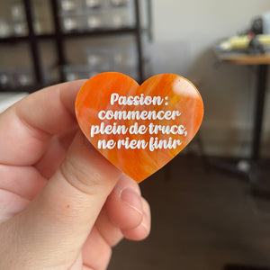[CONTRÔLE TECHNIQUE] Broche "Passion : commencer plein de trucs, ne rien finir" en acrylique marbrée orange et dorée à paillettes