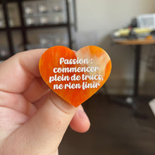 Charger l&#39;image dans la galerie, [CONTRÔLE TECHNIQUE] Broche &quot;Passion : commencer plein de trucs, ne rien finir&quot; en acrylique marbrée orange et dorée à paillettes