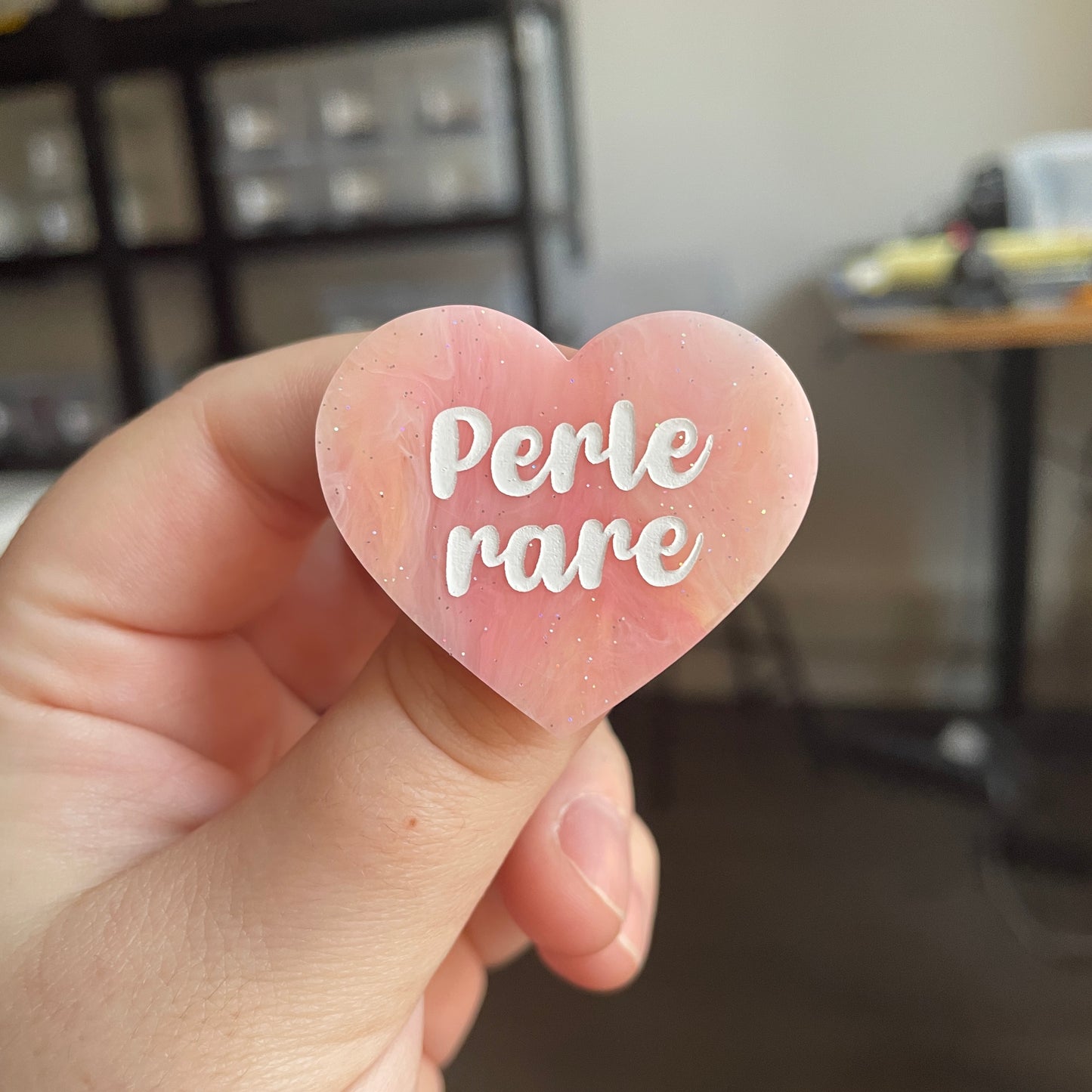 [CONTRÔLE TECHNIQUE] Broche "Perle rare" en acrylique marbrée semi-transparente orange, corail, blanche et jaune à paillettes