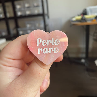 [CONTRÔLE TECHNIQUE] Broche "Perle rare" en acrylique marbrée semi-transparente orange, corail, blanche et jaune à paillettes