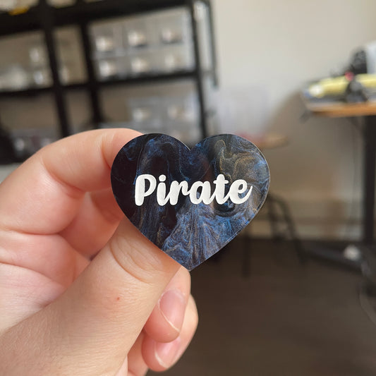 [CONTRÔLE TECHNIQUE] Broche "Pirate" en acrylique marbrée bleue, noire et dorée