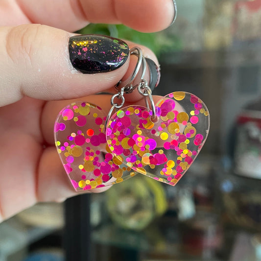 Petites boucles d'oreilles coeurs pendantes en acrylique transparente à pois jaunes et roses