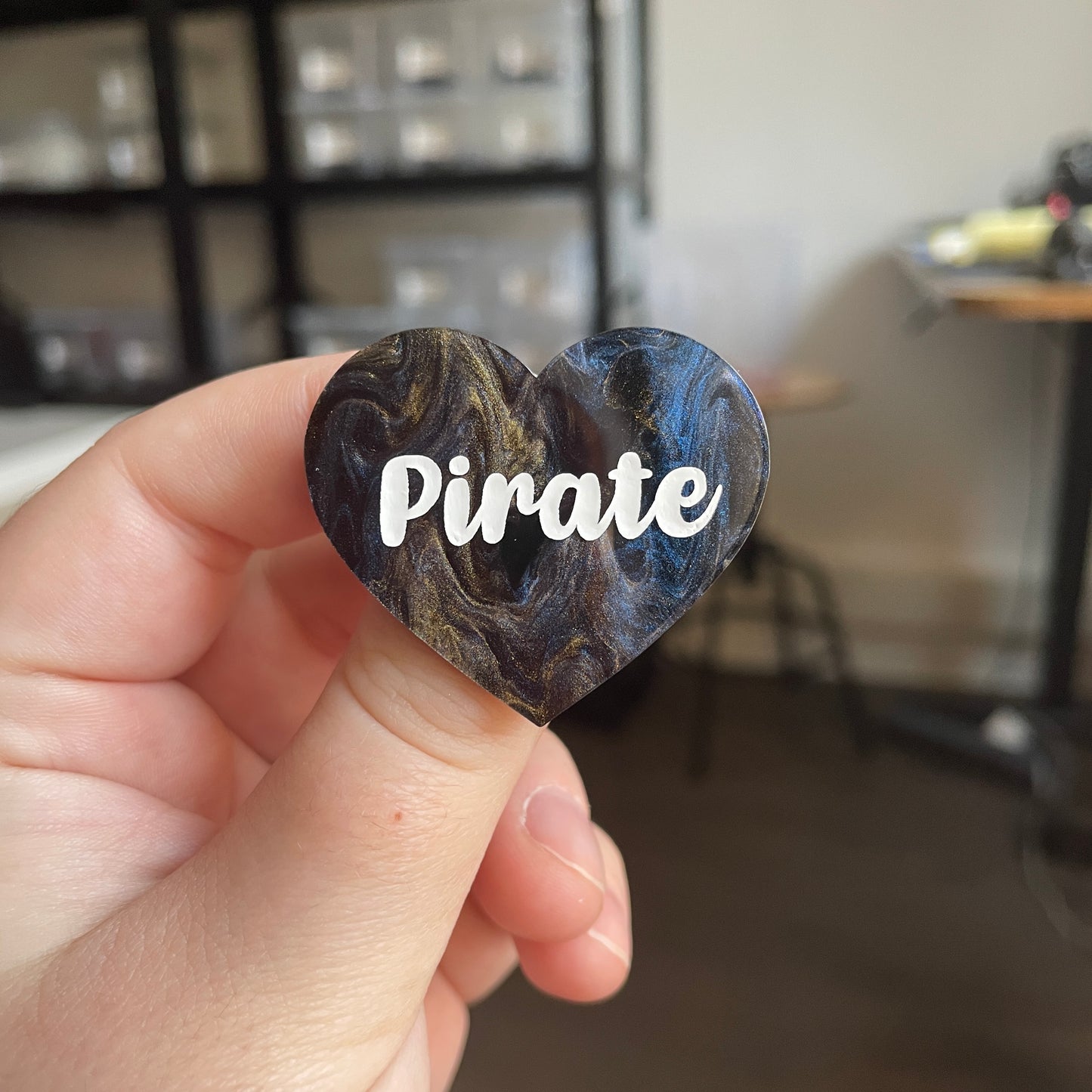 [CONTRÔLE TECHNIQUE] Broche "Pirate" en acrylique marbrée bleue, noire et dorée