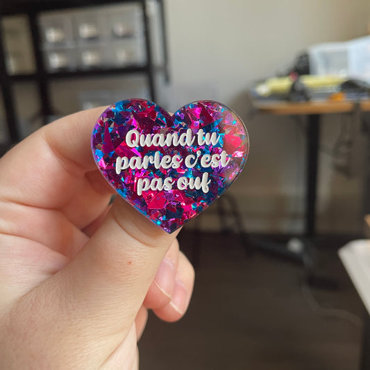 [CONTRÔLE TECHNIQUE] Broche "Quand tu parles c'est pas ouf" en acrylique transparente à gros confettis bleus et violets/roses