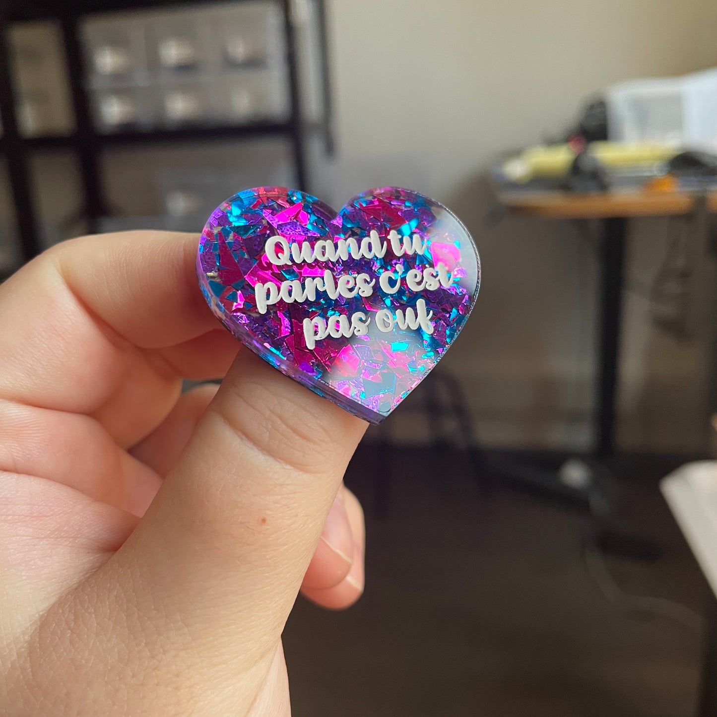 [CONTRÔLE TECHNIQUE] Broche "Quand tu parles c'est pas ouf" en acrylique transparente à gros confettis bleus et violets/roses