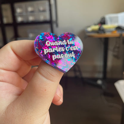 [CONTRÔLE TECHNIQUE] Broche "Quand tu parles c'est pas ouf" en acrylique transparente à gros confettis bleus et violets/roses