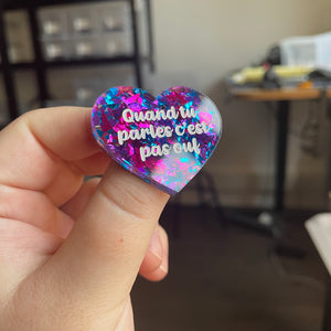 [CONTRÔLE TECHNIQUE] Broche "Quand tu parles c'est pas ouf" en acrylique transparente à gros confettis bleus et violets/roses