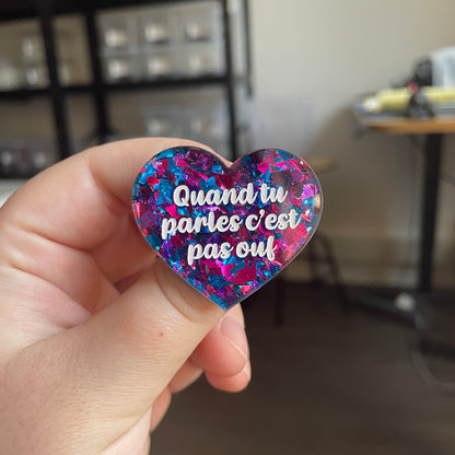 [CONTRÔLE TECHNIQUE] Broche "Quand tu parles c'est pas ouf" en acrylique transparente à gros confettis bleus et violets/roses