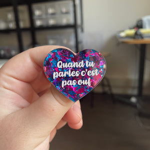 [CONTRÔLE TECHNIQUE] Broche "Quand tu parles c'est pas ouf" en acrylique transparente à gros confettis bleus et violets/roses