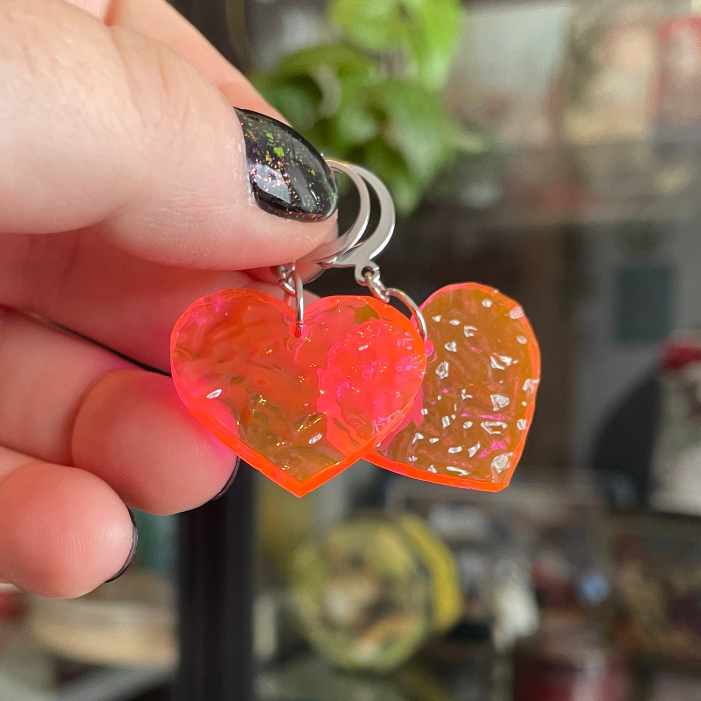 Petites boucles d'oreilles coeurs pendantes en acrylique transparente et texturée orange fluo
