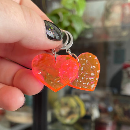 Petites boucles d'oreilles coeurs pendantes en acrylique transparente et texturée orange fluo