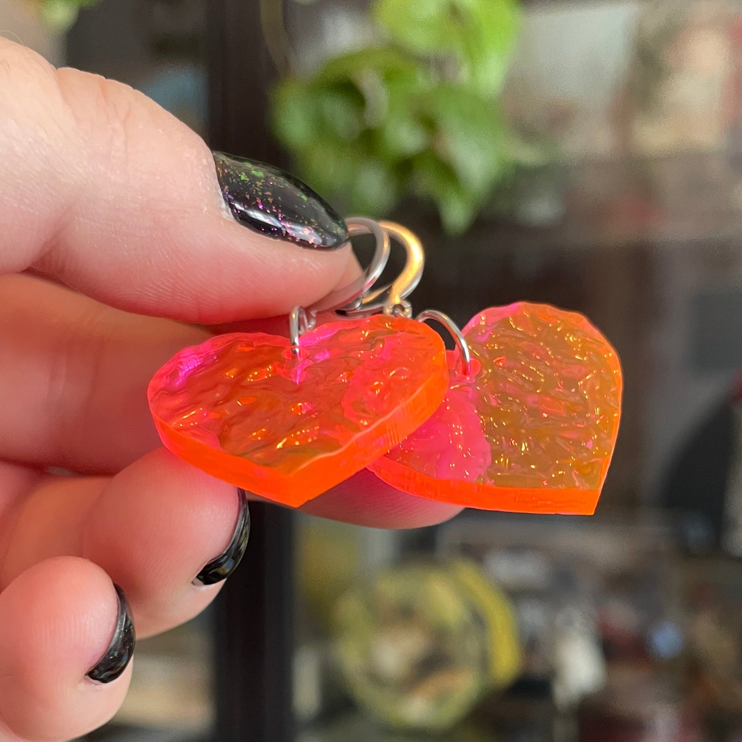 Petites boucles d'oreilles coeurs pendantes en acrylique transparente et texturée orange fluo