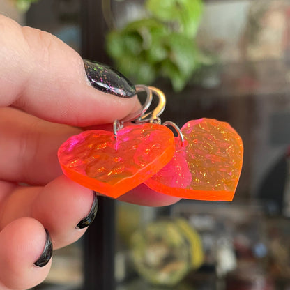 Petites boucles d'oreilles coeurs pendantes en acrylique transparente et texturée orange fluo