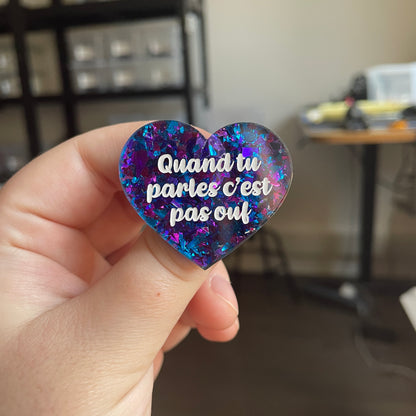 [CONTRÔLE TECHNIQUE] Broche "Quand tu parles c'est pas ouf" en acrylique transparente à gros confettis bleus et violets/roses