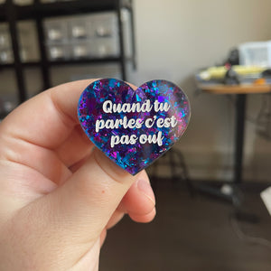 [CONTRÔLE TECHNIQUE] Broche "Quand tu parles c'est pas ouf" en acrylique transparente à gros confettis bleus et violets/roses