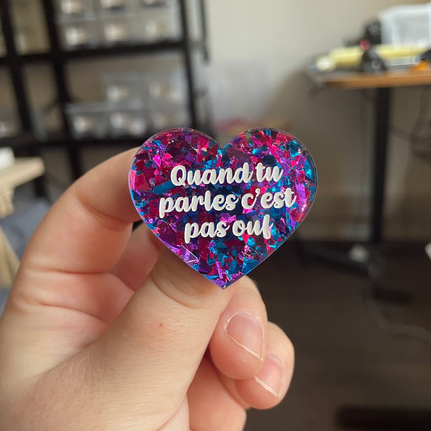 [CONTRÔLE TECHNIQUE] Broche "Quand tu parles c'est pas ouf" en acrylique transparente à gros confettis bleus et violets/roses