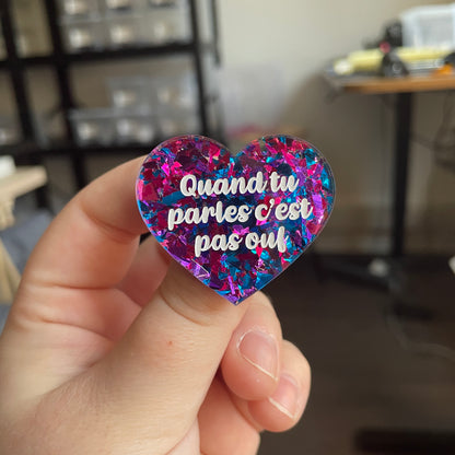 [CONTRÔLE TECHNIQUE] Broche "Quand tu parles c'est pas ouf" en acrylique transparente à gros confettis bleus et violets/roses