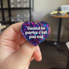 Charger l&#39;image dans la galerie, [CONTRÔLE TECHNIQUE] Broche &quot;Quand tu parles c&#39;est pas ouf&quot; en acrylique transparente à gros confettis bleus et violets/roses