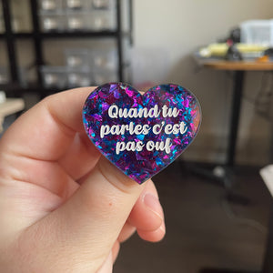 [CONTRÔLE TECHNIQUE] Broche "Quand tu parles c'est pas ouf" en acrylique transparente à gros confettis bleus et violets/roses