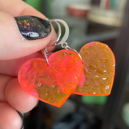 Petites boucles d'oreilles coeurs pendantes en acrylique transparente et texturée orange fluo