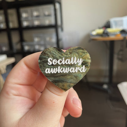 [CONTRÔLE TECHNIQUE] Broche "Socially awkward" en acrylique marbrée verte, noire et dorée