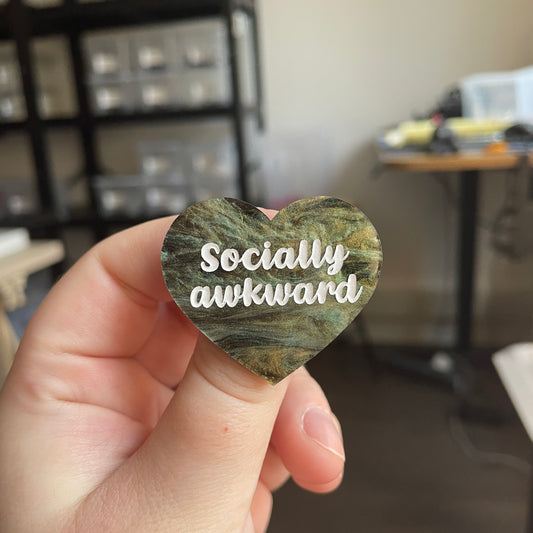 [CONTRÔLE TECHNIQUE] Broche "Socially awkward" en acrylique marbrée verte, noire et dorée