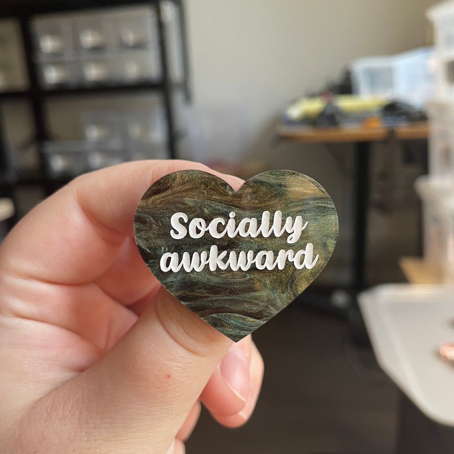 [CONTRÔLE TECHNIQUE] Broche "Socially awkward" en acrylique marbrée verte, noire et dorée