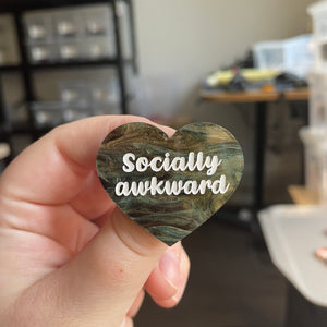 [CONTRÔLE TECHNIQUE] Broche "Socially awkward" en acrylique marbrée verte, noire et dorée