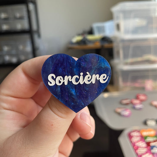 [CONTRÔLE TECHNIQUE] Broche "Sorcière" en acrylique marbrée bleue à paillettes