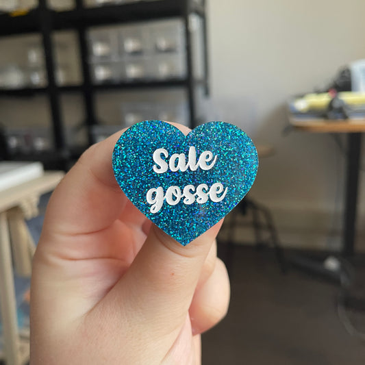 [CONTRÔLE TECHNIQUE] Broche "Sale gosse" en acrylique à paillettes bleues
