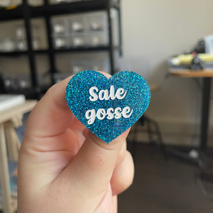 [CONTRÔLE TECHNIQUE] Broche "Sale gosse" en acrylique à paillettes bleues