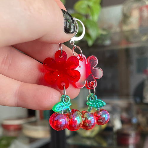 Boucles d'oreilles pendantes fleurs en acrylique rouge et petites cerises