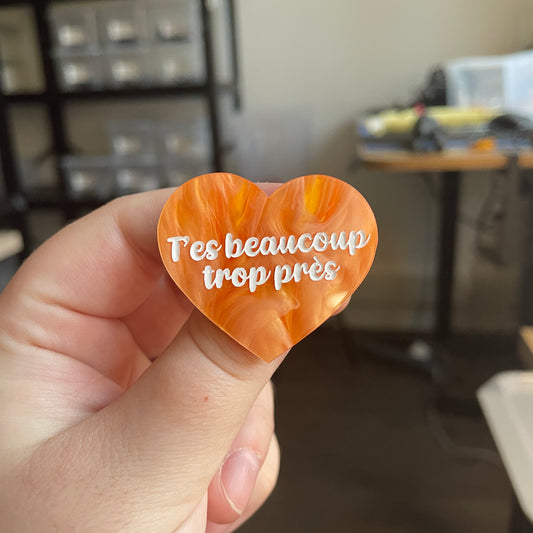 [CONTRÔLE TECHNIQUE] Broche "T'es beaucoup trop près" en acrylique marbrée orange