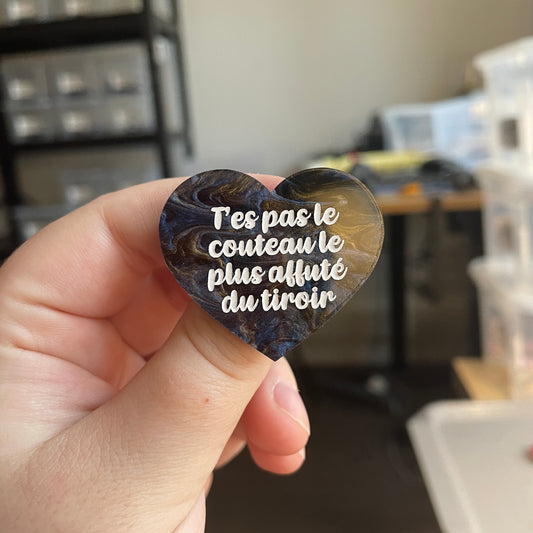 [CONTRÔLE TECHNIQUE] Broche "T'es pas le couteau le plus affuté du tiroir" en acrylique marbrée bleue et dorée à paillettes