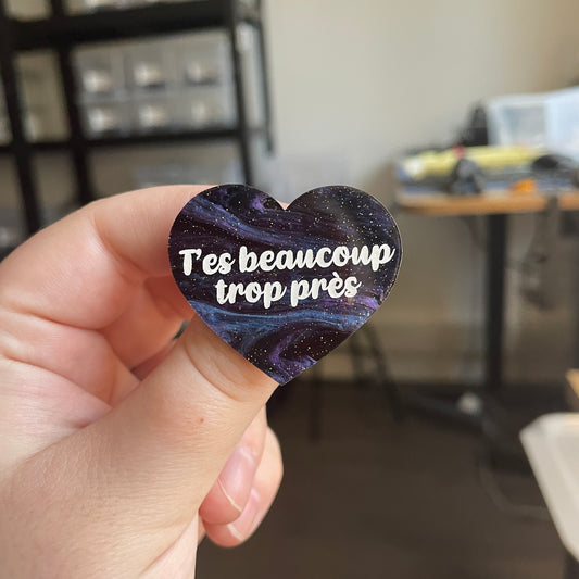 [CONTRÔLE TECHNIQUE] Broche "T'es beaucoup trop près" en acrylique marbrée bleue, noire et violette à paillettes