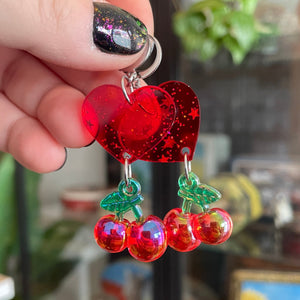 Boucles d'oreilles pendantes coeurs en acrylique rouge et petites cerises