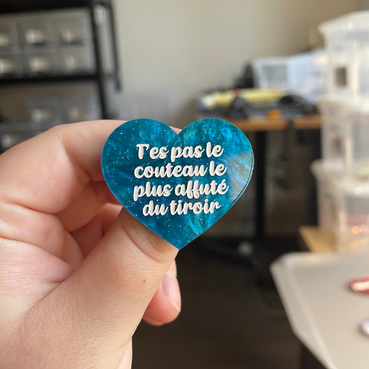 [CONTRÔLE TECHNIQUE] Broche "T'es pas le couteau le plus affuté du tiroir" en acrylique marbrée bleue à paillettes