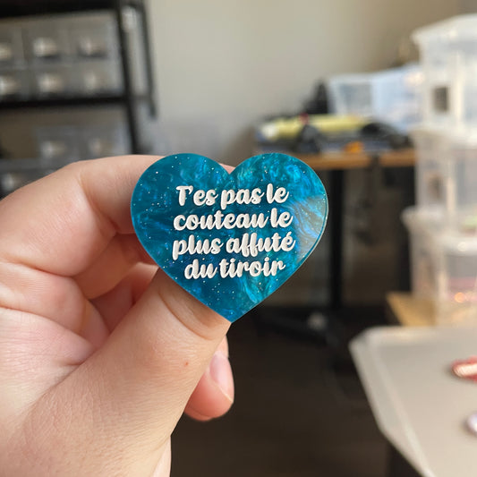 [CONTRÔLE TECHNIQUE] Broche "T'es pas le couteau le plus affuté du tiroir" en acrylique marbrée bleue à paillettes
