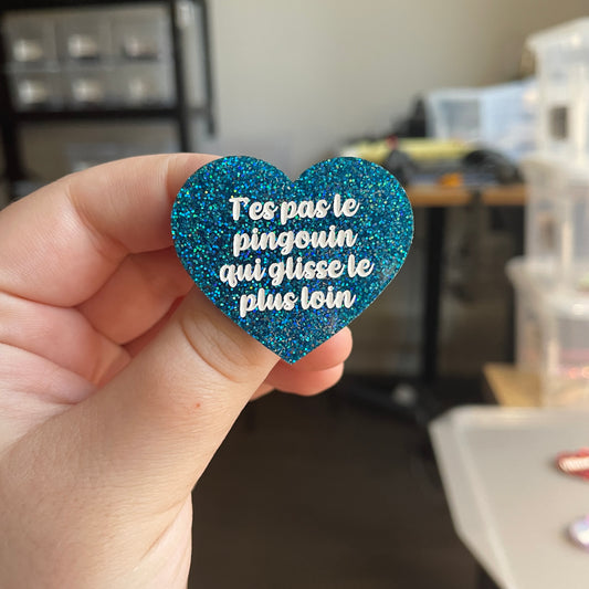 [CONTRÔLE TECHNIQUE] Broche "T'es pas le pingouin qui glisse le plus loin" en acrylique à paillettes bleues