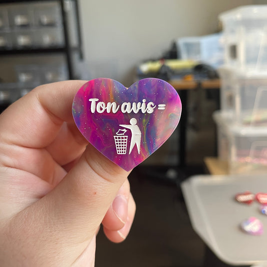 [CONTRÔLE TECHNIQUE] Broche "Ton avis = poubelle" en acrylique semi-transparente marbrée multicolore