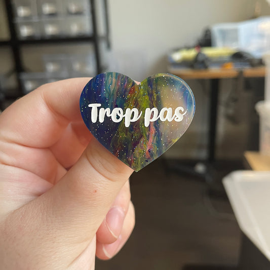 [CONTRÔLE TECHNIQUE] Broche "Trop pas" en acrylique marbrée bleue et multicolore