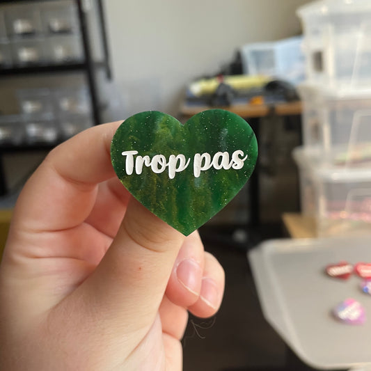 [CONTRÔLE TECHNIQUE] Broche "Trop pas" en acrylique marbrée verte et dorée à paillettes